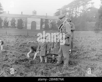 Duke of Richmond besucht Jagd Treffen mit Urenkel. Der Herzog von Richmond mit zwei seiner Urenkel, Meister Alan Coats und Meister Ian Coats, bei der Cowdray Hunt, Goodwood House. Februar 1925 Stockfoto