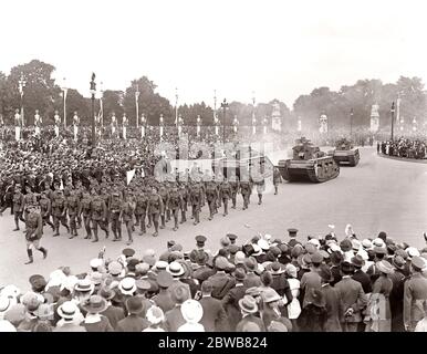 Der große siegeszug in London. Tank Corps mit ihren Panzern passieren die Victoria Memorial . 19 Juli 1919 Stockfoto