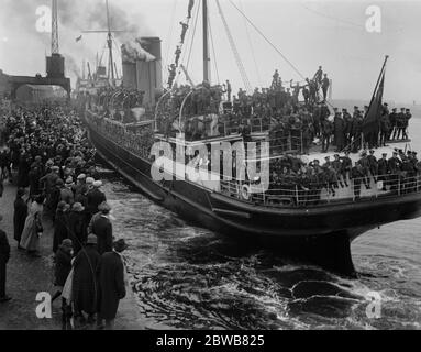 Dublin ist ein wunderbarer Abschied von den britischen Truppen. Die Szene am Kai, als die Truppenschaft wegzog. 15 Dezember 1922 Stockfoto