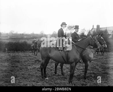 Eröffnung Treffen der Quorn Jagd am Kirby Tor . Sir Gerald und Lady Hanson . November 1922 Stockfoto