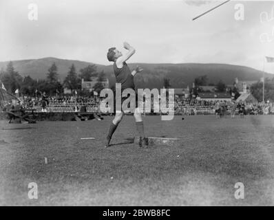 König und Königin bei Braemar Versammlung. Eine feine Action-Studie von Ian Grant, Gewinner des Hammerschwerfens. September 1923 Stockfoto