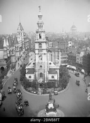 Beeindruckende Ansicht der berühmten Londoner Kirche. Auffällige Ansicht von St Clement Danes Kirche in The Strand, wie vom Dach des Australia House gesehen. 19 Juni 1924 Stockfoto