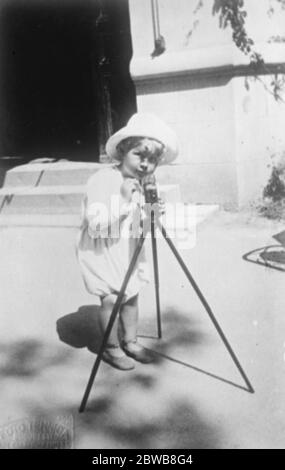 Future King wird zum Filmemacher. Der kleine Prinz Michael von Rumänien, der einzige Sohn des Kronprinzen, wurde kürzlich in Venedig fotografiert. 26. November 1924 Stockfoto