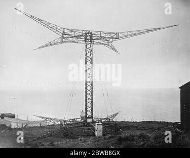 Marconi rotierenden Strahl Sender in Inchkeith, Firth of Forth, Schottland. Dieser drehbare Drahtstrahlapparat projiziert einen horizontalen Strahl aus kurzen Funkwellen, der in etwa 2 Minuten um den Horizont fegt und unverwechselbare Signale sendet, die die Richtung anzeigen, in die der Strahl gerade zeigt. Ein Schiff, das sein Gehör in Bezug auf den Leuchtturm wissen will, benötigt nur auf einer kurzen Welle zu notieren, die bei jeder Umdrehung des Strahls empfangen wird. Dies deutet absolut auf die Haltung des Leuchtturms hin, denn nur auf dieser bestimmten Haltung kann dieses markante Signal übertragen werden Stockfoto