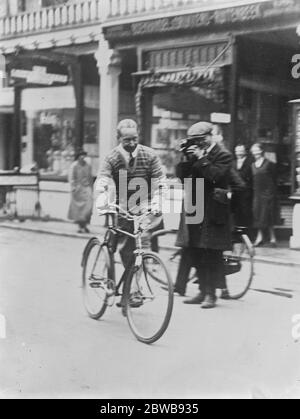Kronprinz besucht seinen Vater in Doorn, Mittelniederland der ehemalige Kronprinz Wilhelm von Deutschland, der sein Fahrrad in einer der Straßen von Doorn montieren will, wo er zu einem Besuch bei Ex Kaiser ist. Februar 1926 Stockfoto
