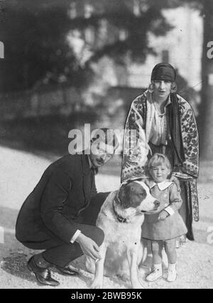 Prinz Karl von Rumänien, der seine Rechte auf den Thron verzichtet hat, mit seiner Frau (früher Prinzessin Helena von Griechenland) mit Prinz Michael 2 Januar 1926 Stockfoto