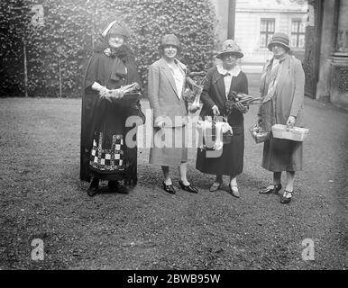 Grosvenor Haus Fete in Hilfe von Kindern Krankenhaus, Paddington Green. Von links nach rechts: Frau F. Gordon Brown, Frau Cecil Brunner, Lady Swift und Lady Carey Evans, die unter den Stallhaltern waren. 12 Mai 1925 Stockfoto