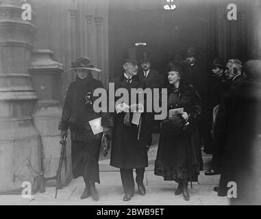 Prince of Wales enthüllt parlamentarische Kriegsdenkmal in St. Stephens Porch, Westminster. Herr und Frau Austen Chamberlain gehen nach der Zeremonie. 22. November 1922 Stockfoto