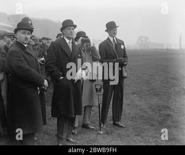 Der Prinz nimmt an der Sandown Grand Military Treffen in Surrey. Der Prinz beobachtet das Rennen um den Gold Cup . Rechts ist Lord Westmorland und links Major Metcalfe. 16 März 1923 Stockfoto