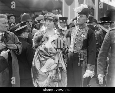 Die königliche Hochzeit in Westminster Abbey . Herr und Frau Austen Chamberlain verlassen die Abtei . 26. April 1923 Stockfoto