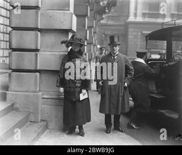 Privater Aussichtstag in der Royal Academy. Herr und Frau Stanley Baldwin . Mai 1924 Stockfoto