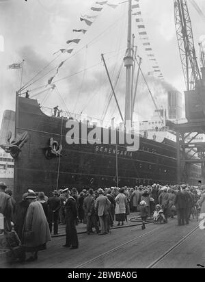 Die 'RMS Berengaria' segelt mit dem Prince of Wales an Bord. Die animierte Szene am Kai als der große Cunarder in die Wege kam. Bis 23. August 1924 Stockfoto