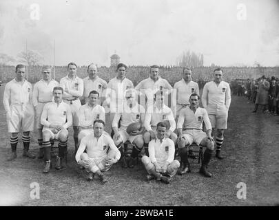 England gegen Schottland beim Rugby in Twickenham . Der König war anwesend. Das England-Team, von links nach rechts (hintere Reihe): W G E Luddington, G S Conway, R Edwards, H P Jacob, H C Catcheside, L J Corbett. Sitzend, von links nach rechts: E Cove Smith, E Myers, W W Wakefield (Capt), A T Voyce und A F Blekiston. Am Boden: EIN Robson und EIN T Young. 15 März 1924 Stockfoto