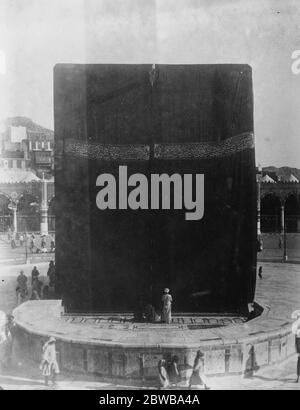 In der Heiligen Stadt der Muslime . Bemerkenswerte "Nahaufnahme" Foto des heiligen schwarzen Stein der Kaaba in Mekka Saudi-Arabien, und ist die heiligste Stätte im Islam Diese markante Foto aus Mekka zeigt die heilige "Black Stone" in der Kaaba des Hofes der Großen Moschee, Die gilt als das Allerheiligste. Es ist das Ziel der großen jährlichen Pilgerreise aus allen Teilen der muslimischen Welt. 13. April 1926 Stockfoto