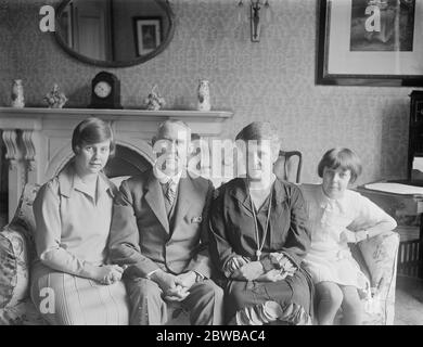 Sir C James Parr, C M G, New High Commissioner für Neuseeland, fotografiert in London mit Lady Parr und ihren beiden Töchtern. Juni 1926 Stockfoto