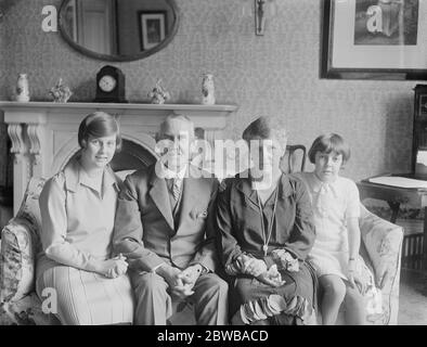 Sir C James Parr, C M G, New High Commissioner für Neuseeland, fotografiert in London mit Lady Parr und ihren beiden Töchtern. Juni 1926 Stockfoto