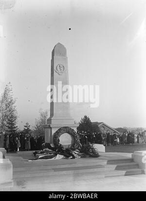 Der Prinz von Wales in Mill Hill Schule. Das Denkmal nach seiner Enthüllung. An der Basis des Denkmals ist der Prinz von Wales "Tribut gesehen ( in der Mitte ) 4 November 1922 Stockfoto