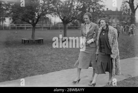 Die United Hunt Renntreffen auf der Rennbahn Lingfield Park, Surrey. Frau Atathony Jenkinson und Frau Philip Kindersley 2. Mai 1932 Stockfoto