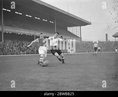 Die Kombination London gegen Central League Fußballspiel auf Highbury Fußballplatz , London . Fisher ( Central League , Sheffiel Mittwoch ) schlägt Denis Compton ( Kombination , Arsenal ) 14. November 1938 Stockfoto