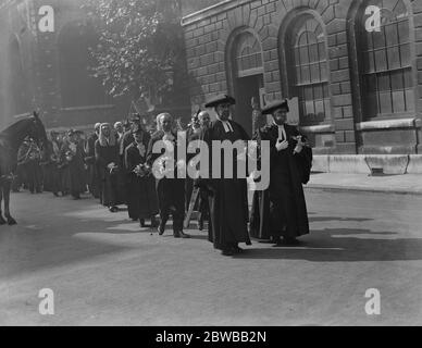 Wahl des neuen Oberbürgermeisters von London . Aldermen und Sheriffs tragen Blumensträuße auf ihrem Weg zu den Diensten in der Kirche St. Lawrence Judentum . September 1936 Stockfoto