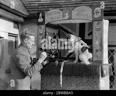 Herr Williams J Maggs , der 26-jährige Sohn von Herrn J Maggs , die "Punch und Judy" Showmen von Bournemouth seit 40 Jahren , hält Hunderte von Jahren Familientradition . Er wird den 200-jährigen ' Punch ' wie sein Großvater und Urgroßvater vor ihm verwenden. November 1935 Stockfoto