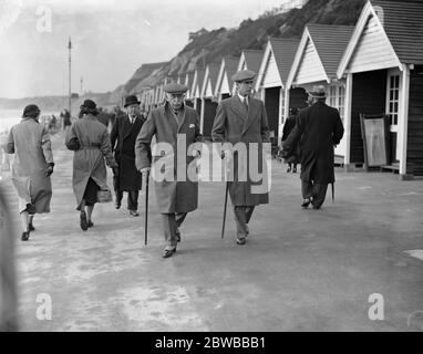 Überwinterung in Bournemouth . Prince Arthur, Herzog von Connaught und Strathearn und seinem Equerry, Kapitän Flyers. Februar 1937 Stockfoto