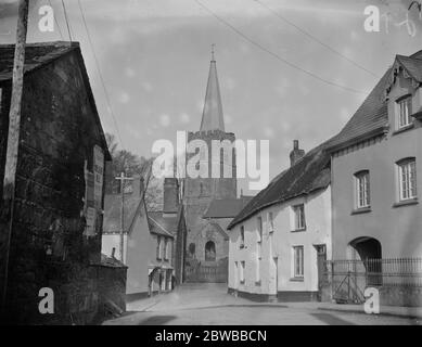 Die Marktstadt Hatherleigh in Devon mit dem Turm der Johannes-der-Täufer-Kirche. Stockfoto