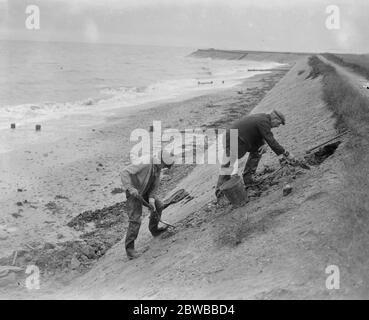 Reparatur der Schäden durch raues Wetter an der Meereswand bei Frinton - On - Sea , Essex . Dezember 1934 Stockfoto