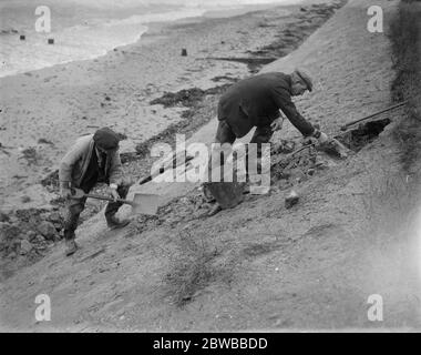 Reparatur der Schäden durch raues Wetter an der Meereswand bei Frinton - On - Sea , Essex . Dezember 1934 Stockfoto