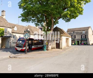 Pulhams-Busverbindung nach Cheltenham in Northlach, Gloucestershire, Cotswolds, England, Großbritannien Stockfoto