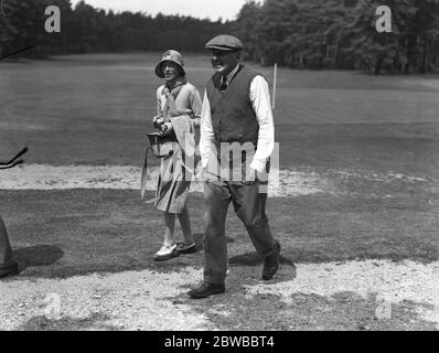 Männer gegen Frauen Golf im neuseeländischen Club , Byfleet Mr Bernard Darwin 1931 Stockfoto