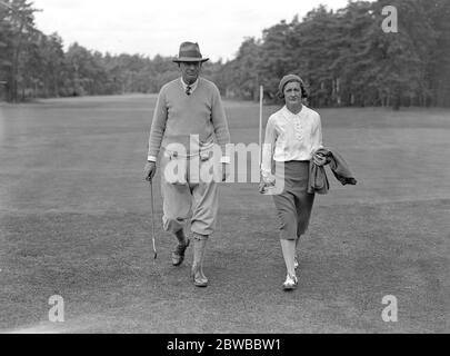 Männer gegen Frauen Golf im neuseeländischen Club, Byfleet Mr. R H De Montmorency und Mrs Alec Gold 1931 Stockfoto