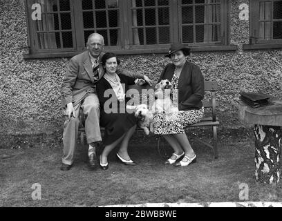 Damen gegen Herren im New Zealand Golf Club . Herr George Hannay , Frau John Craigie , Frau De Roy Burnham mit Bogey und Buster . 1939 Stockfoto