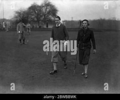 Miss Fishwick 's Ladies / Oxford University in Beaconsfield. Die beiden Kapitäne - J F Pennink und Miss Diana Fishwick . Stockfoto