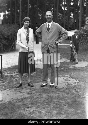 Männer gegen Frauen Golf im neuseeländischen Club, Byfleet Miss Joyce Wethered und Major Le Roy Burnham 1931 Stockfoto