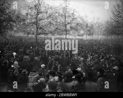 Hochzeit des Herzogs von Kent und Prinzessin Marina . Riesige Menschenmengen versammelten sich überall. Stockfoto