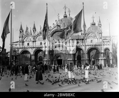 Venedig; Markusdom in Markusplatz mit Tauben und Touristen. Stockfoto