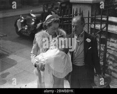 Sir William und Lady Garthwaite und ihr Baby nach der Taufe am St. James, am 12. August 1937 Stockfoto