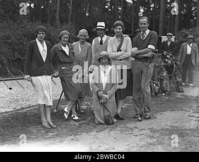 Männer gegen Frauen Golf im neuseeländischen Club , Byfleet Miss Dorothy Pearson , Frau Alec Gold , Frau Wethered , Herr Dale Bourn , Frau Joyce Wethered , Herr Eric Martin Smith und in Front Frau Dale Bourn 1931 Stockfoto