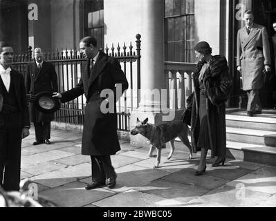 Der Herzog und die Herzogin von Kent und ihre elsässer verlassen ihr Haus auf dem Belgrave Square. Stockfoto