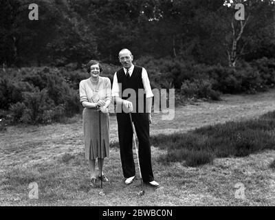 Damen gegen Herren im New Zealand Golf Club . Kapitän G Hawkins und Frau G D Hannay . 1939 Stockfoto