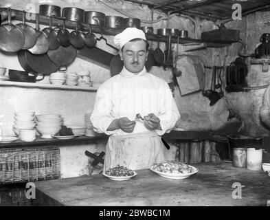 Ein Restaurantbesitzer von Dean Street, Soho, hat, seit 30 Jahren, lieferte eine zierliche Schale von Schnecken für seine Kunden. Sie sind jetzt in der Saison und in großer Nachfrage 16 Oktober 1922 Stockfoto