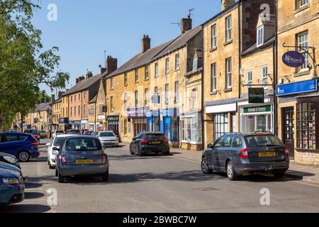 Historische Gebäude und geparkte Autos in der Stadt Moreton-in-Marsh, Gloucestershire, England, Großbritannien Stockfoto