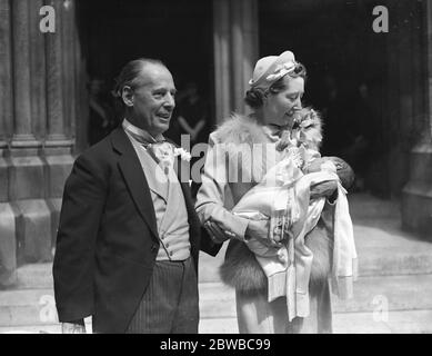 Sir William und Lady Garthwaite und ihr Baby nach der Taufe am St. James, am 12. August 1937 Stockfoto