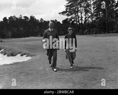 Damen gegen Herren im New Zealand Golf Club . Major Le Roy Burnham und Frau J. Harnes Gorell 1939 Stockfoto