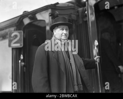 In Victoria, nach dem Verlassen in Belgien in einer St. George's Day Zeremonie übertragen. Der Bischof von Fulham . Stockfoto