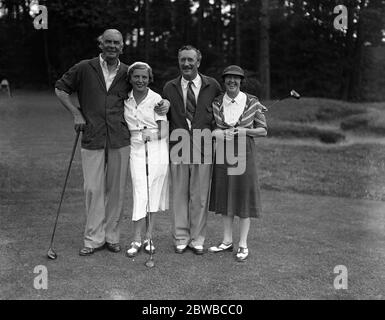 Damen gegen Herren Golf im New Zealand Golf Club, Byfleet. Major G Le Roy Burnham , Miss Diana Fishwick , Captain John Craigie und Mrs Brindle . 1937 Stockfoto