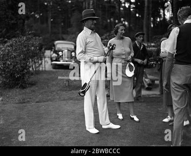 Damen gegen Herren im New Zealand Golf Club, Byfleet. Sir George und Lady Prescott . 1937 Stockfoto