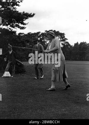 Männer gegen Frauen Golf im neuseeländischen Club , Byfleet Mrs Bourn 1931 Stockfoto