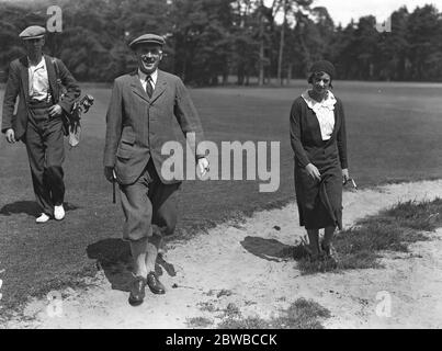 Männer gegen Frauen Golf im New Zealand Club, Byfleet Major Hitchinson und Miss Martin Smith 1931 Stockfoto